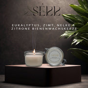 SerrBeauty Bienenwachskerze mit Eukalyptus, Zimt, Nelke & Zitrone in einem stilvollen Glasbehälter. Handgefertigte Bio-Kerze für ein erfrischendes und würziges Dufterlebnis.