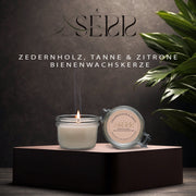 SerrBeauty Bienenwachskerze mit Zedernholz, Tanne & Zitrone in einem stilvollen Glasbehälter. Handgefertigte, biologische Duftkerze für eine erfrischende und erdende Atmosphäre.