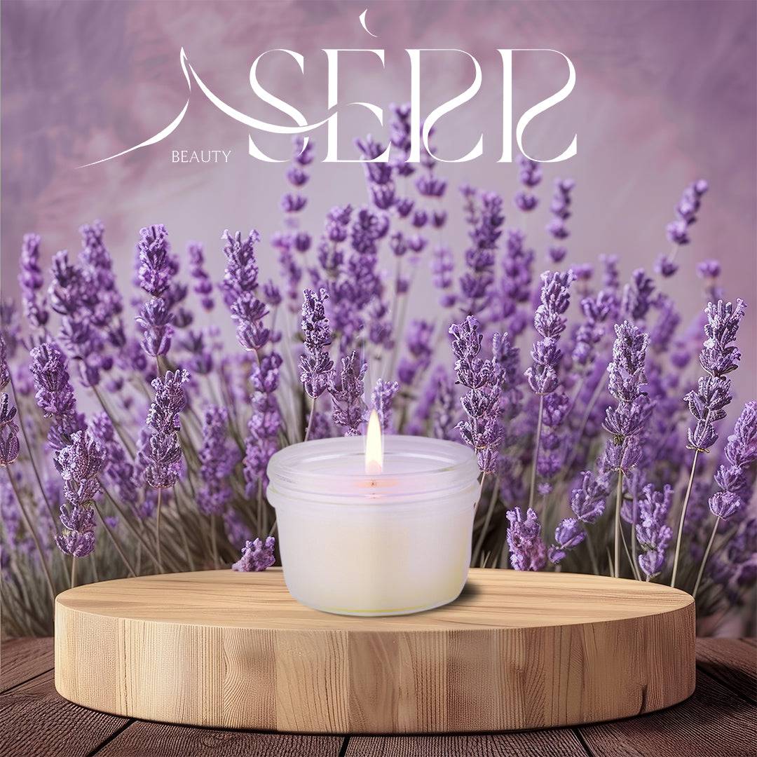 SerrBeauty Lavendel & Patchouli Bienenwachs Duftkerze 125 g in einem eleganten Glasbehälter, umgeben von blühendem Lavendel. Die biologische Bienenwachskerze sorgt für eine beruhigende Atmosphäre mit natürlichen ätherischen Ölen.