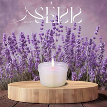 SerrBeauty Lavendel & Patchouli Bienenwachs Duftkerze 125 g in einem eleganten Glasbehälter, umgeben von blühendem Lavendel. Die biologische Bienenwachskerze sorgt für eine beruhigende Atmosphäre mit natürlichen ätherischen Ölen.