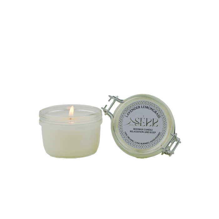 SerrBeauty Lavendel & Zitronengras Bienenwachs Duftkerze 125 g in einem stilvollen Glasbehälter mit Deckel. Handgefertigte, biologische Bienenwachskerze für entspannende Aromatherapie und erfrischenden Duft.