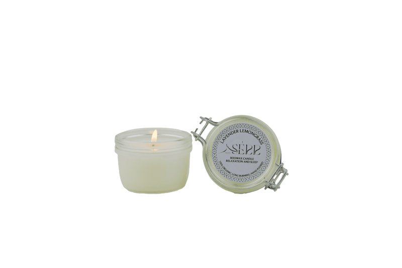 SerrBeauty Lavendel & Zitronengras Bienenwachs Duftkerze 125 g in einem stilvollen Glasbehälter mit Deckel. Handgefertigte, biologische Bienenwachskerze für entspannende Aromatherapie und erfrischenden Duft.