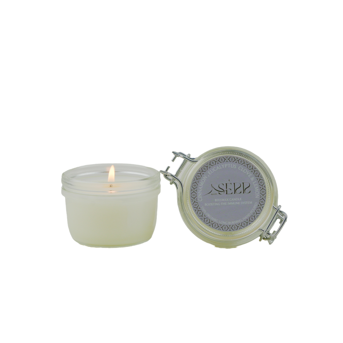SerrBeauty Bienenwachskerze mit Eukalyptus, Zimt, Nelke & Zitrone im Glasbehälter. Handgefertigte Bio-Duftkerze für eine erfrischende und würzige Atmosphäre.