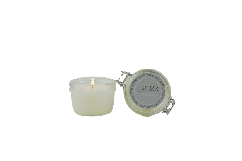 SerrBeauty Bienenwachskerze mit Eukalyptus, Zimt, Nelke & Zitrone im Glasbehälter. Handgefertigte Bio-Duftkerze für eine erfrischende und würzige Atmosphäre.
