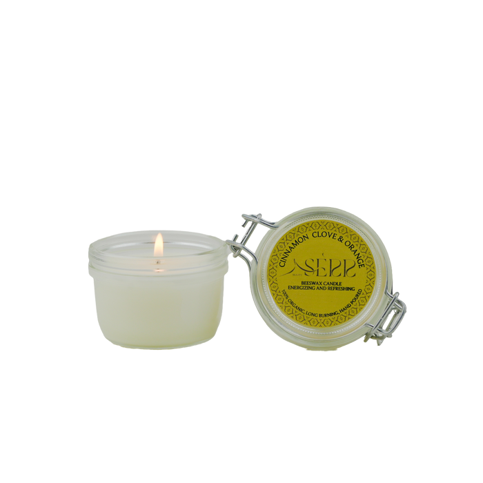 SerrBeauty Zimt, Nelke & Orange Bienenwachs Duftkerze 125 g in einem wiederverwendbaren Glasbehälter mit Deckel. Handgefertigt aus biologischem Bienenwachs für eine warme, würzige und erfrischende Atmosphäre.