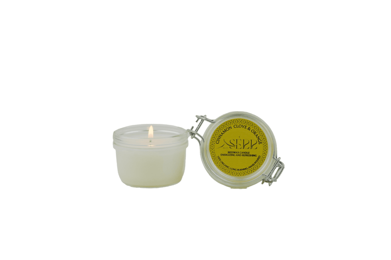 SerrBeauty Zimt, Nelke & Orange Bienenwachs Duftkerze 125 g in einem wiederverwendbaren Glasbehälter mit Deckel. Handgefertigt aus biologischem Bienenwachs für eine warme, würzige und erfrischende Atmosphäre.