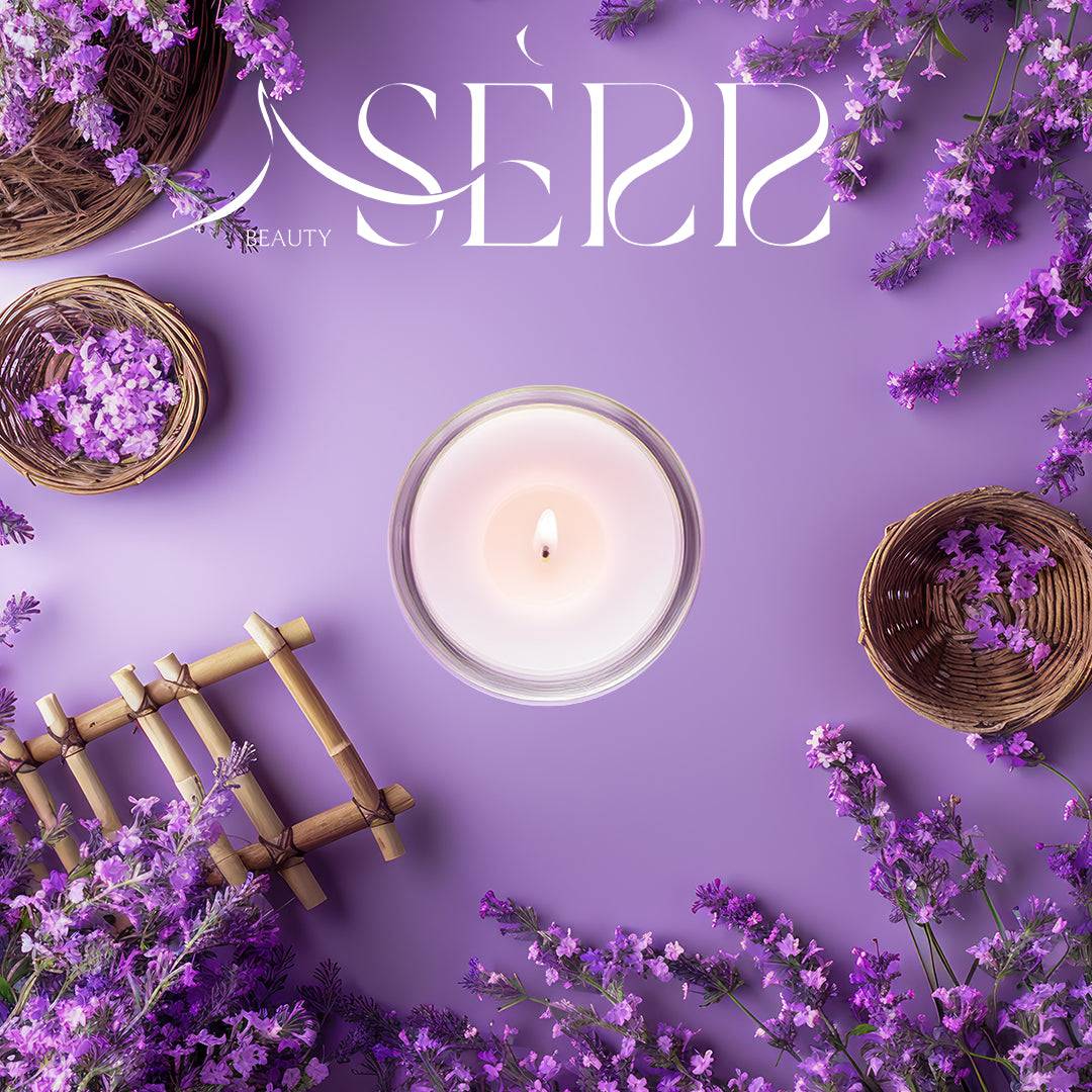 SerrBeauty Lavendel & Patchouli Bienenwachs Duftkerze 125 g in stilvoller Präsentation mit frischen Lavendelblüten. Handgefertigte Bio-Kerze für entspannende Aromatherapie.