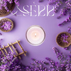 SerrBeauty Lavendel & Patchouli Bienenwachs Duftkerze 125 g in stilvoller Präsentation mit frischen Lavendelblüten. Handgefertigte Bio-Kerze für entspannende Aromatherapie.