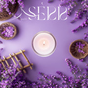 SerrBeauty Lavendel & Patchouli Bienenwachs Duftkerze 125 g in stilvoller Präsentation mit frischen Lavendelblüten. Handgefertigte Bio-Kerze für entspannende Aromatherapie.