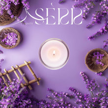SerrBeauty Lavendel & Patchouli Bienenwachs Duftkerze 125 g in stilvoller Präsentation mit frischen Lavendelblüten. Handgefertigte Bio-Kerze für entspannende Aromatherapie.