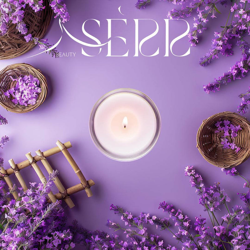 SerrBeauty Lavendel & Patchouli Bienenwachs Duftkerze 125 g in stilvoller Präsentation mit frischen Lavendelblüten. Handgefertigte Bio-Kerze für entspannende Aromatherapie.